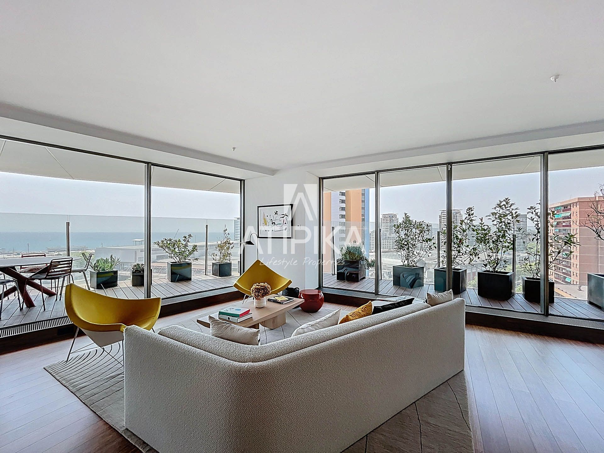 Living room of Flat for sale in  Barcelona Capital  with Terrace, Home automation and Community pool