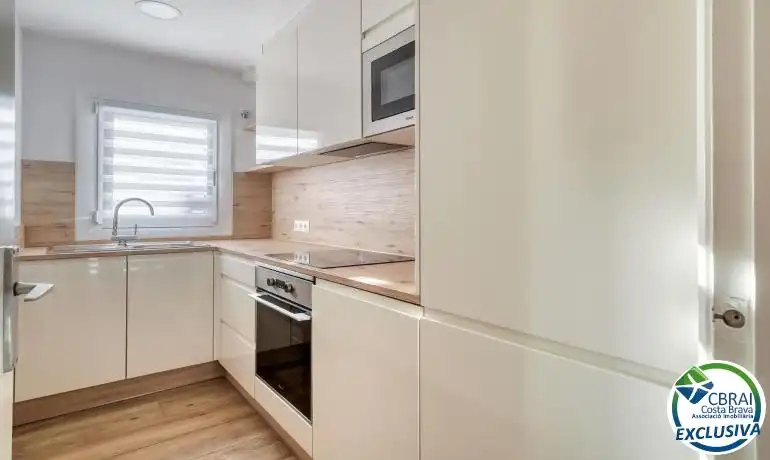 Cuina de Apartament en venda en Roses amb Calefacció, Moblat i Piscina comunitària