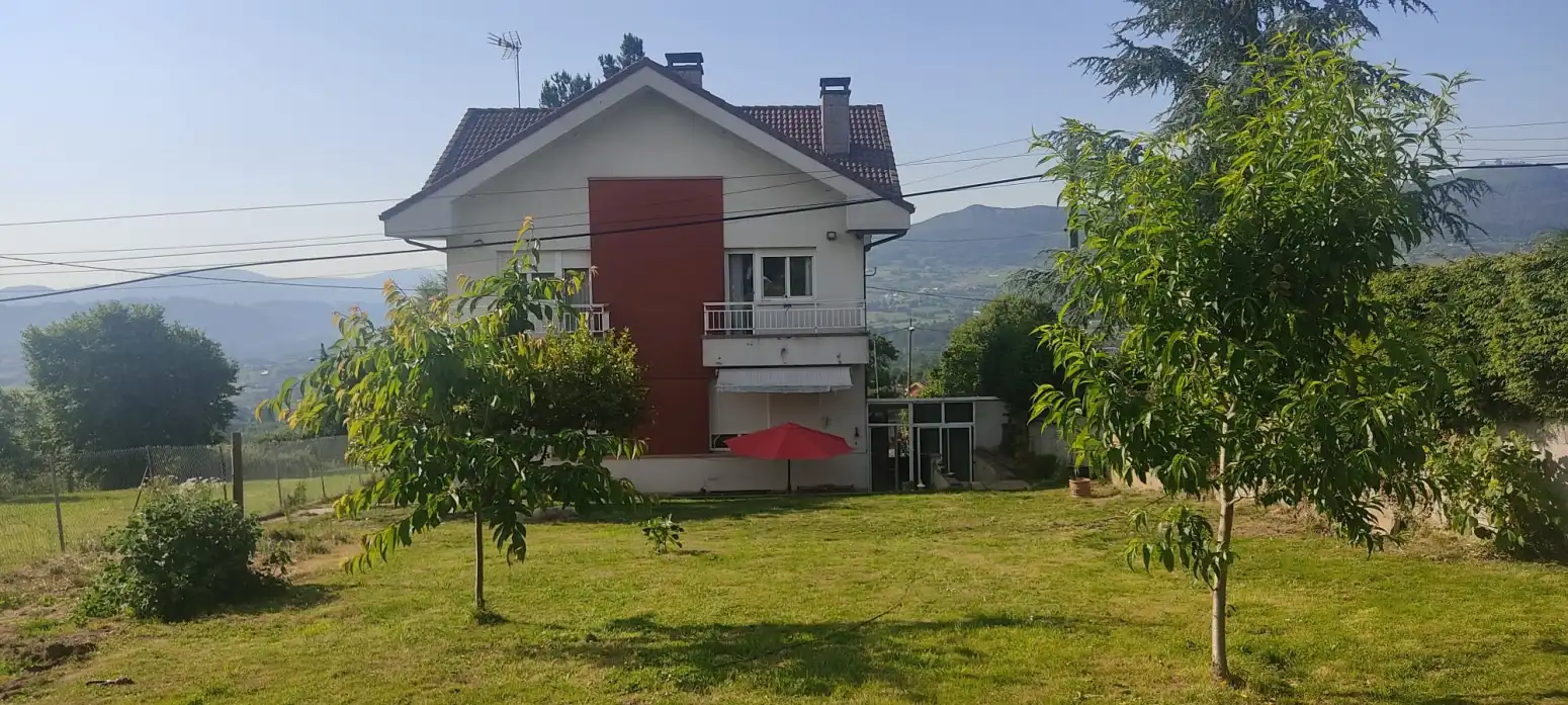 Vista exterior de Casa o xalet en venda en Oviedo  amb Calefacció, Parquet i Terrassa