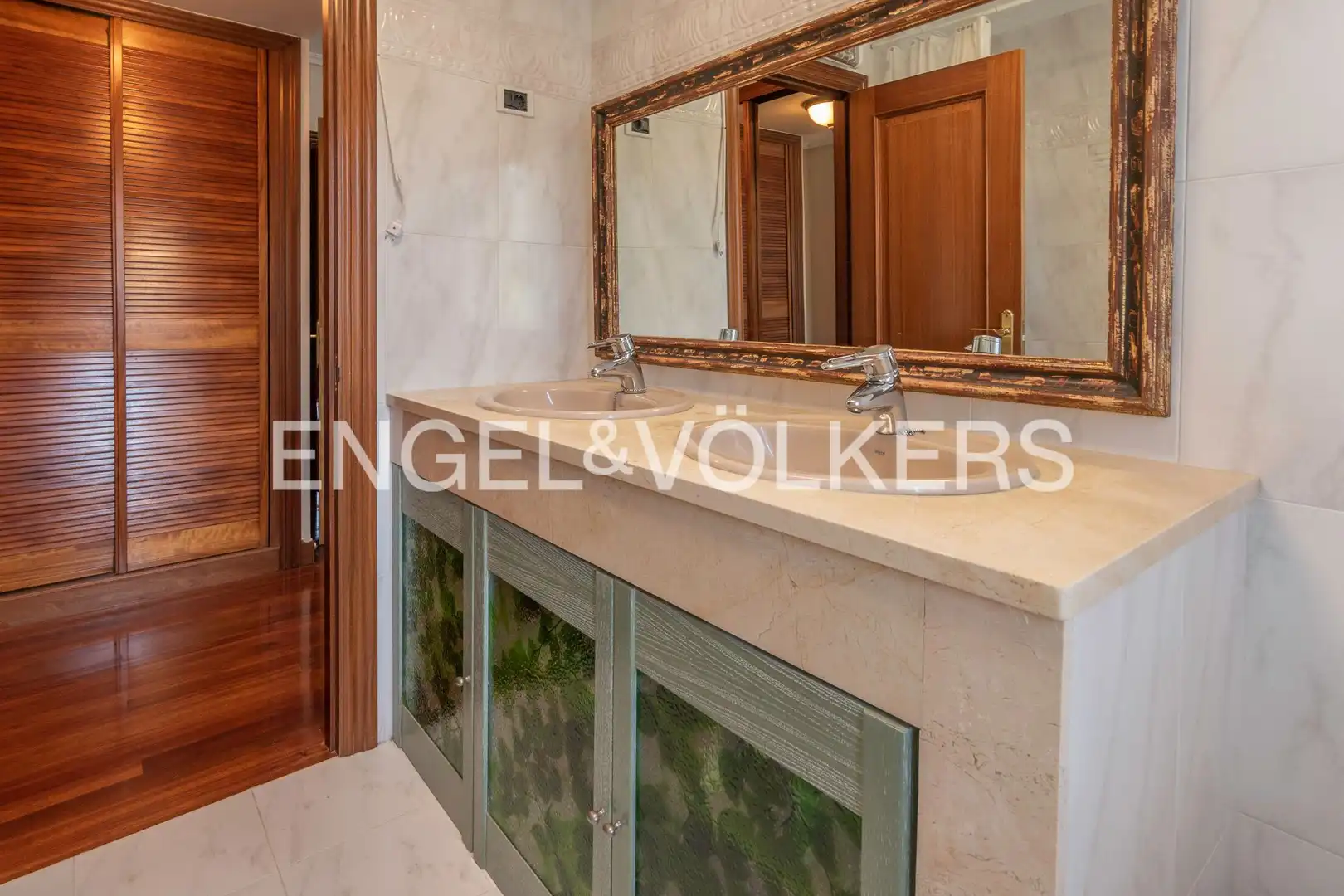 Badezimmer von Einfamilien-Reihenhaus zum Verkauf in Gamiz-Fika mit Heizung, Privatgarten und Terrasse