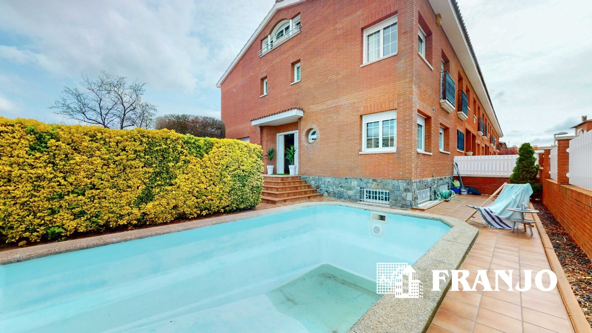 Exterior view of Single-family semi-detached for sale in Barberà del Vallès  with Air Conditioner, Heating and Terrace