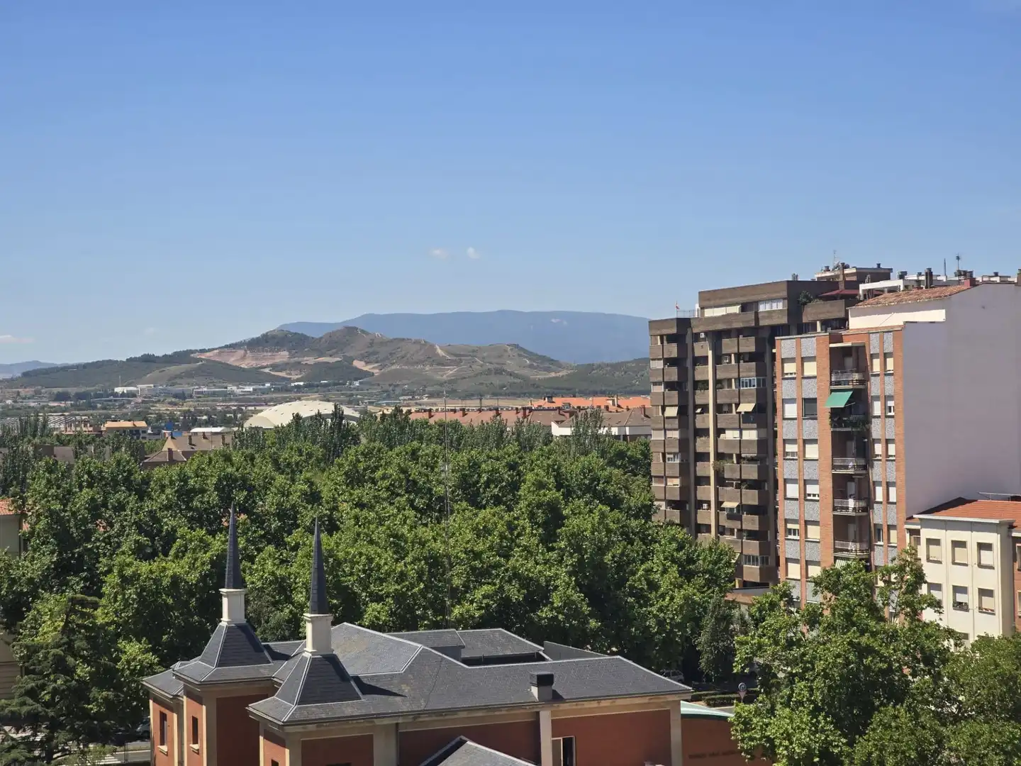 Vista exterior de Àtic en venda en  Logroño amb Aire condicionat, Calefacció i Terrassa