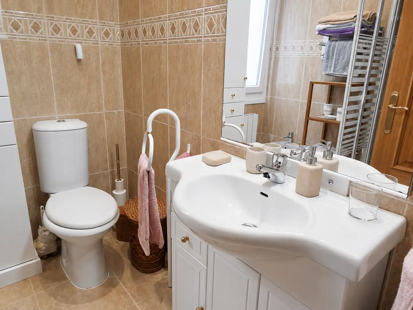 Badezimmer von Wohnung zur Miete in Santander mit Heizung, Abstellraum und Möbliert