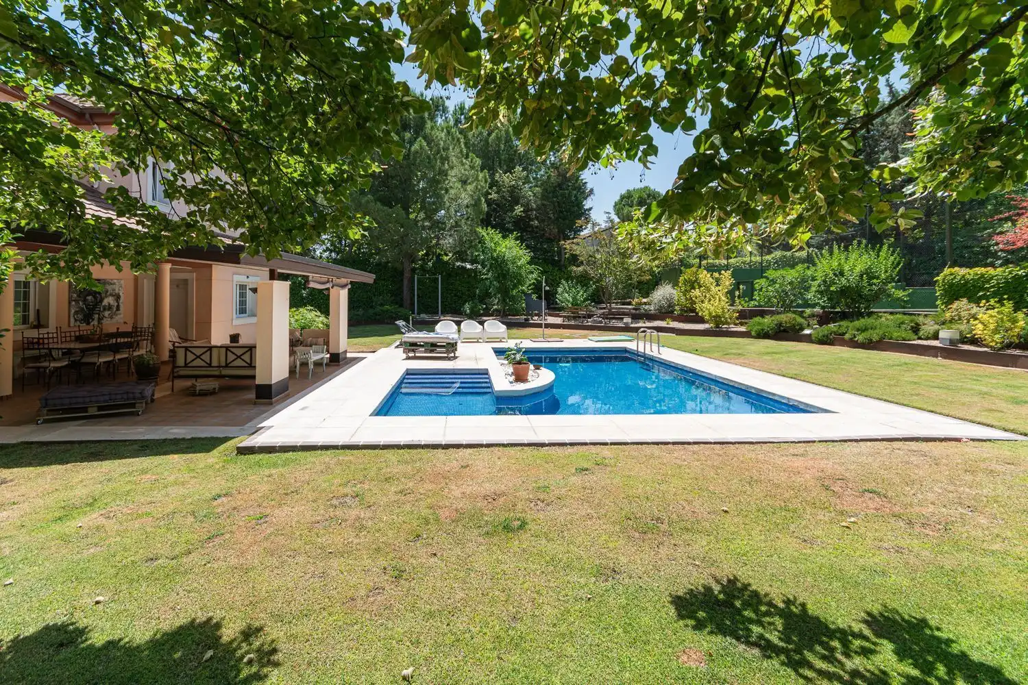 Swimming pool of Houses for sale in Boadilla del Monte  with Air Conditioner, Heating and Storage room
