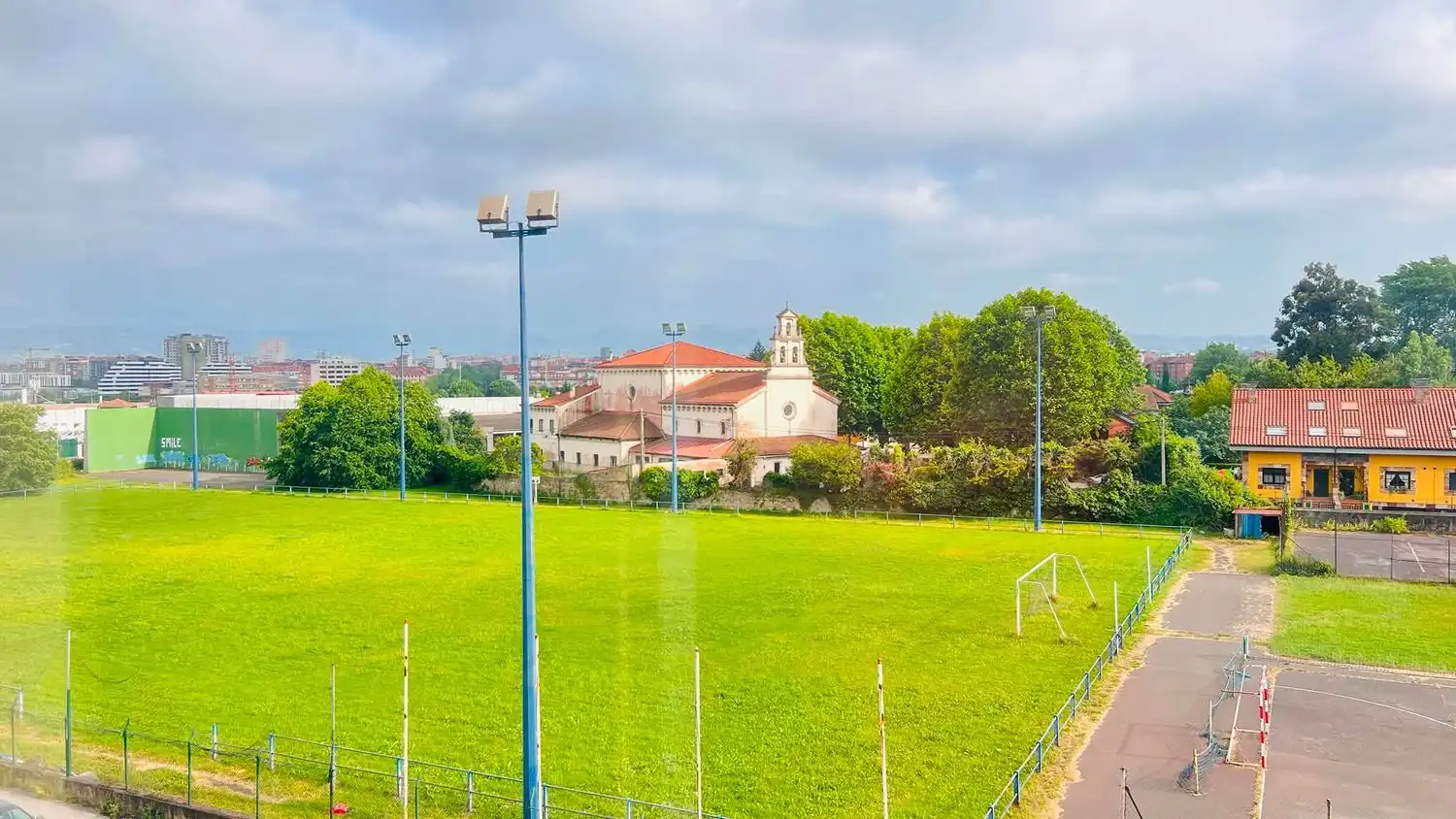 Vista exterior de Piso en venta en Gijón  con Piscina
