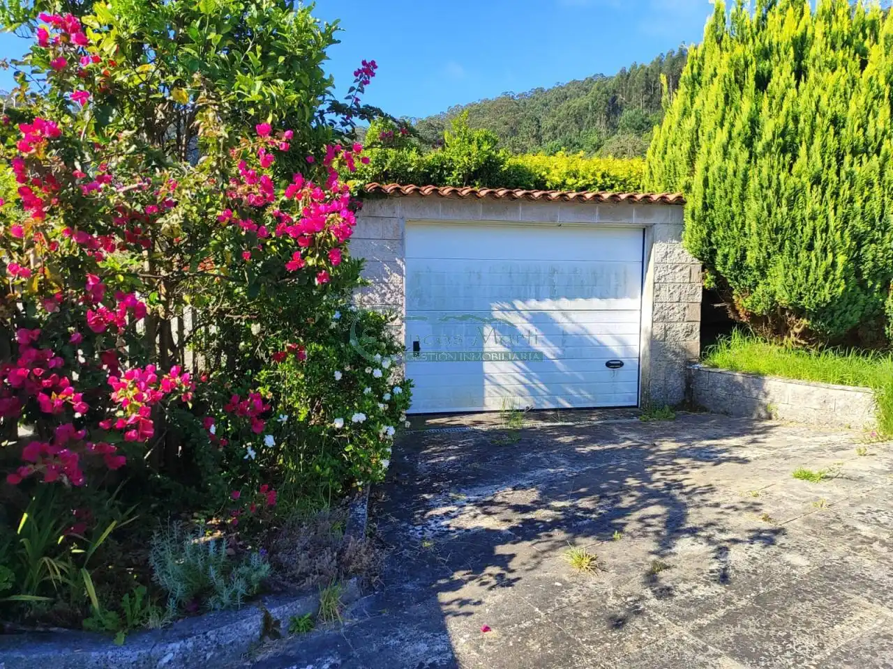 Aparcament de Casa o xalet en venda en Cangas  amb Calefacció, Jardí privat i Terrassa