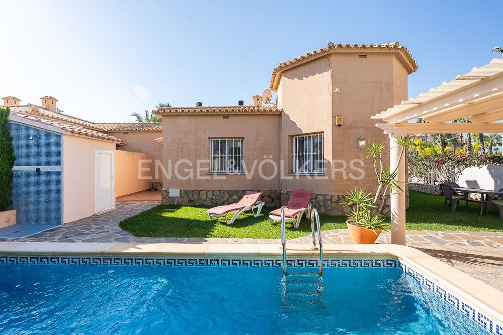 Vista exterior de Casa o xalet en venda en Oliva amb Aire condicionat, Calefacció i Jardí privat