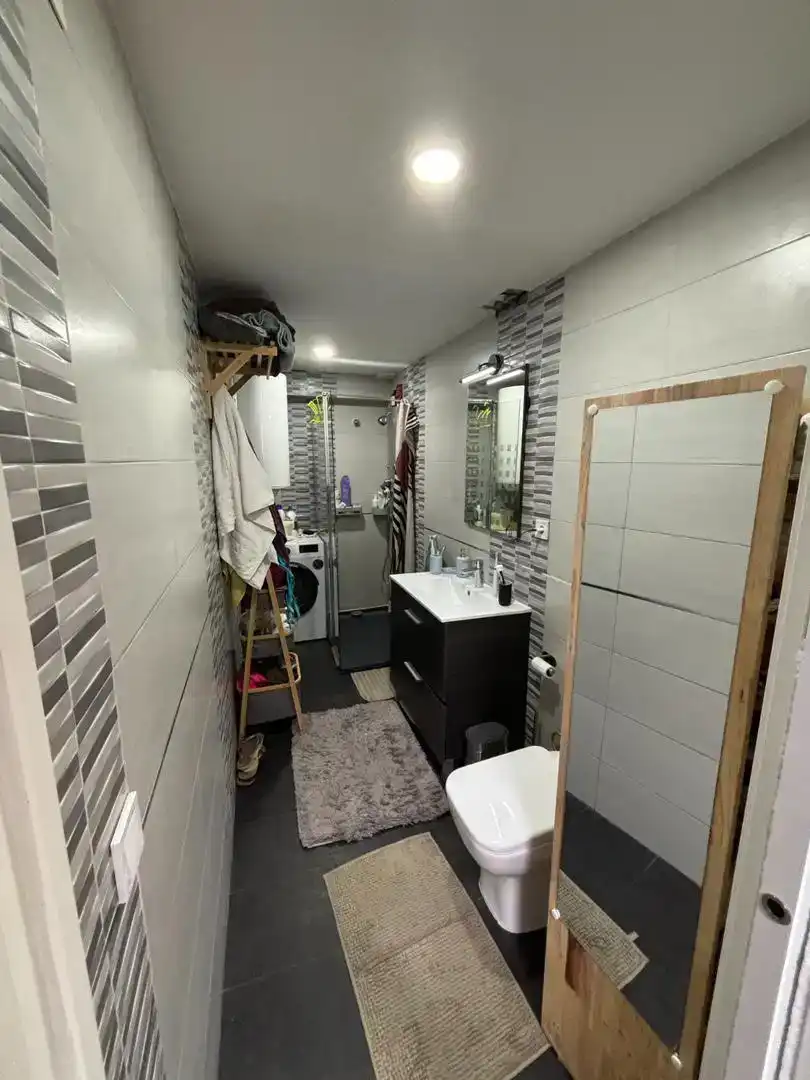 Baño de Local de alquiler en Madrid con Aire acondicionado y Amueblado