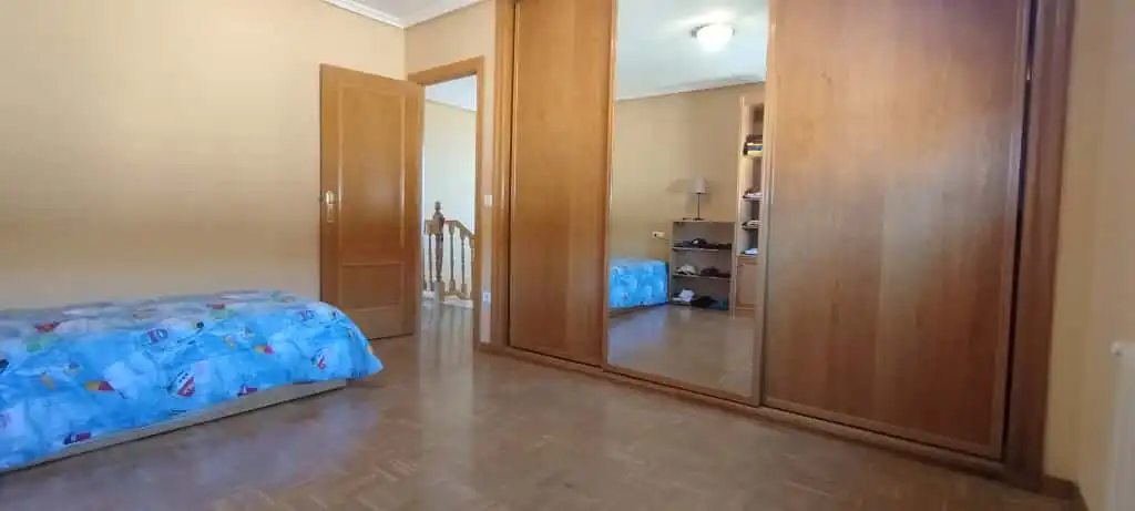 Dormitori de Casa adosada en venda en Doñinos de Salamanca amb Calefacció, Jardí privat i Moblat