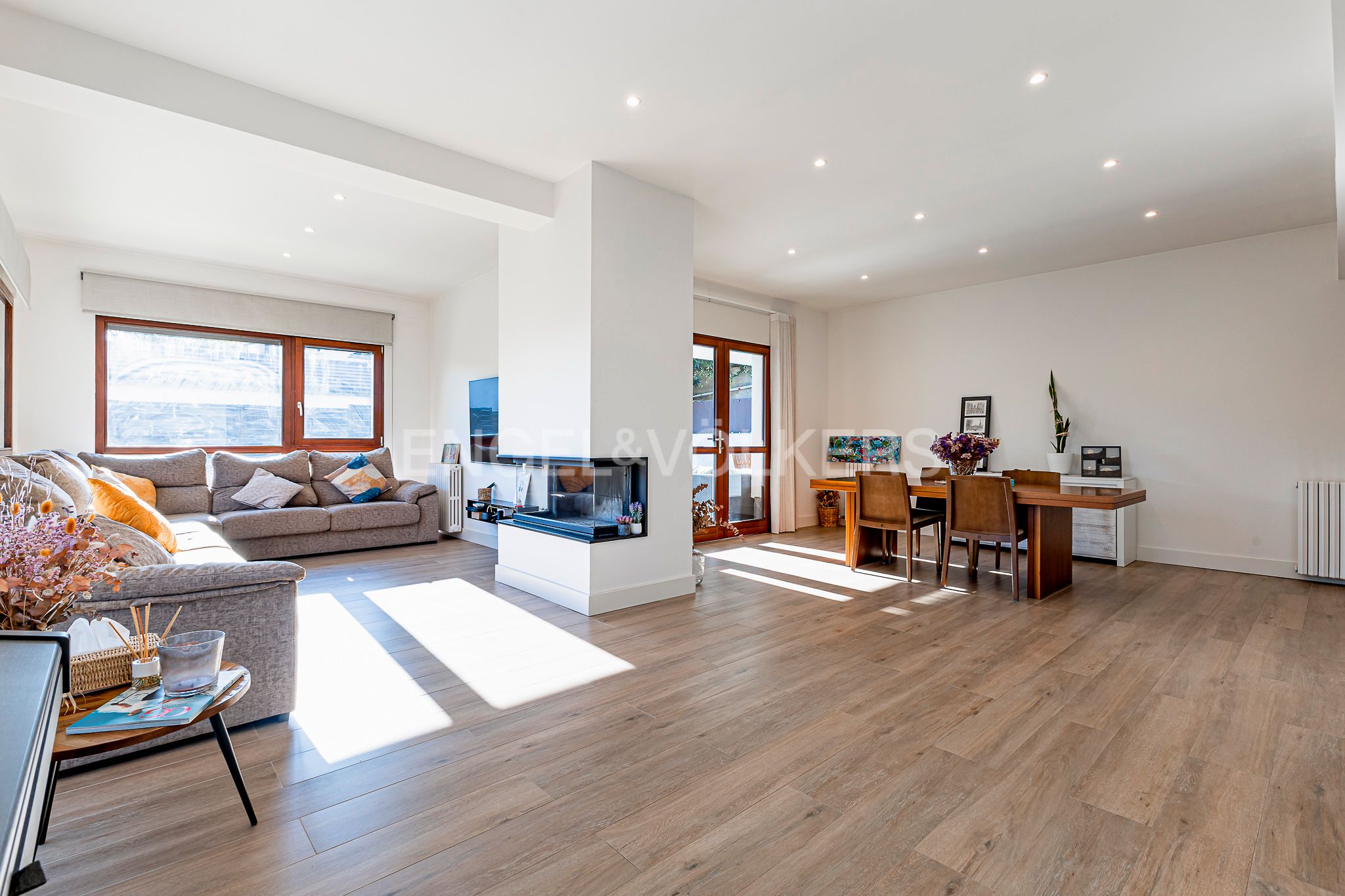 Sala d'estar de Casa o xalet en venda en Torrelles de Llobregat amb Aire condicionat, Calefacció i Jardí privat