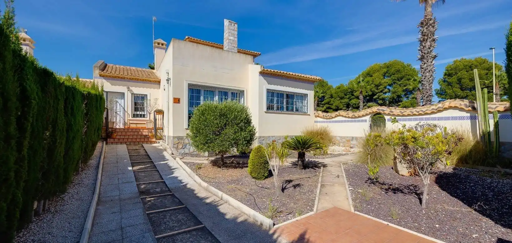 Vista exterior de Casa o xalet en venda en Orihuela amb Aire condicionat, Calefacció i Jardí privat