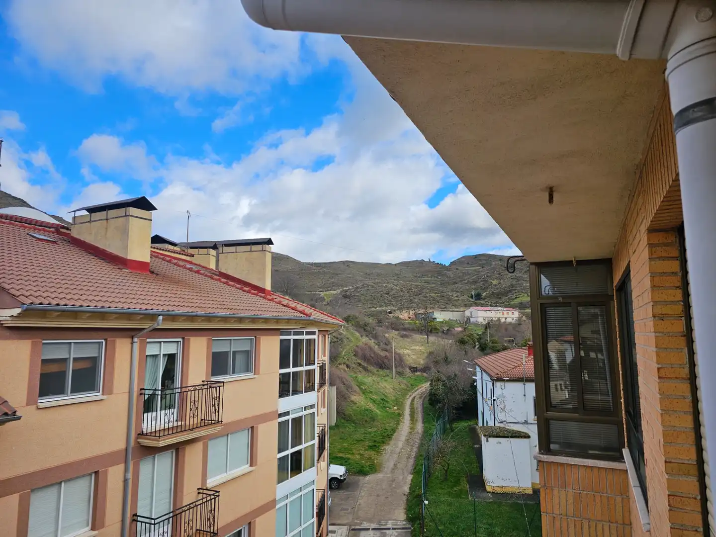 Außenansicht von Wohnung zum Verkauf in Pradoluengo mit Terrasse und Abstellraum