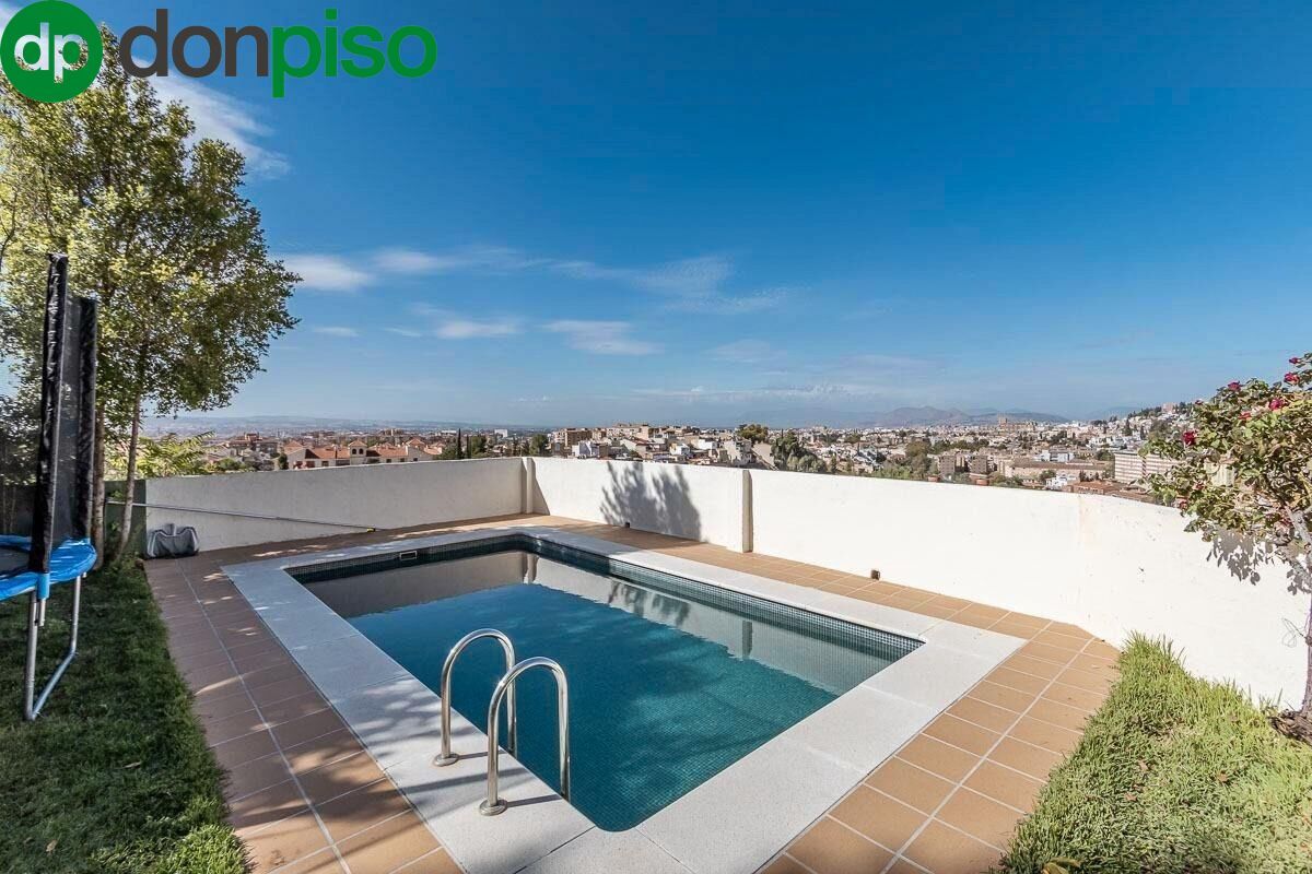 Schwimmbecken von Haus oder Chalet zum Verkauf in  Granada Capital mit Klimaanlage, Privatgarten und Terrasse