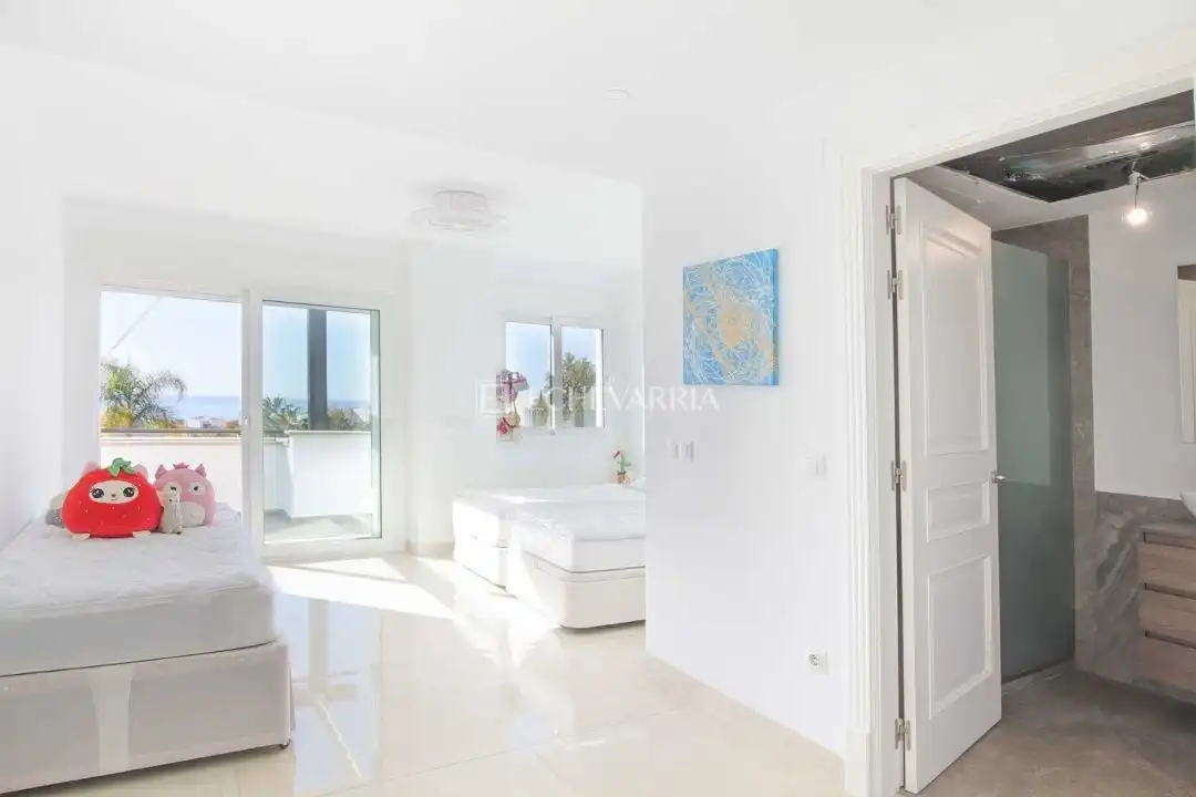 Dormitori de Casa adosada en venda en Marbella amb Aire condicionat, Calefacció i Jardí privat