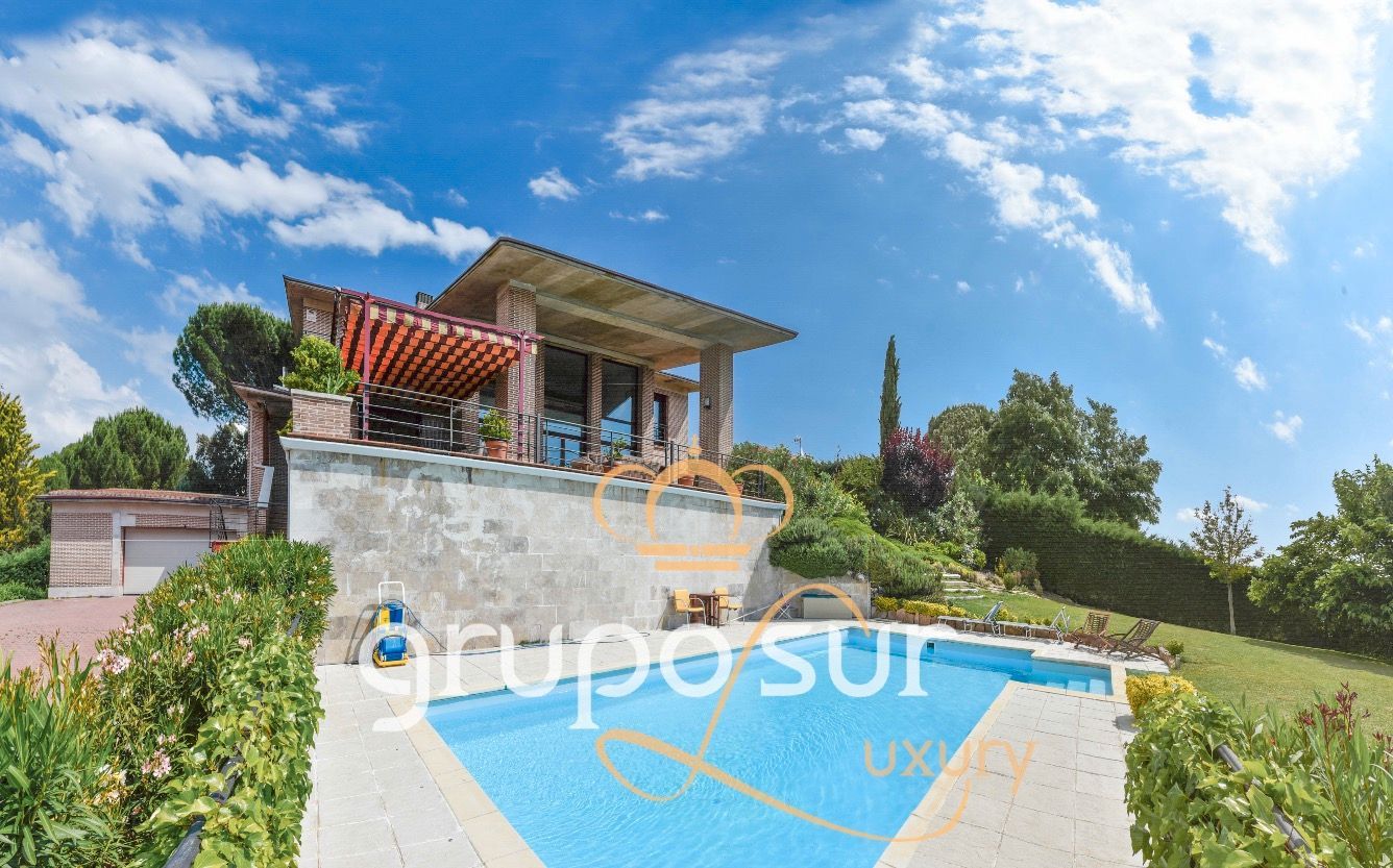 Vista exterior de Casa o xalet en venda en Tudela de Duero amb Calefacció, Jardí privat i Parquet
