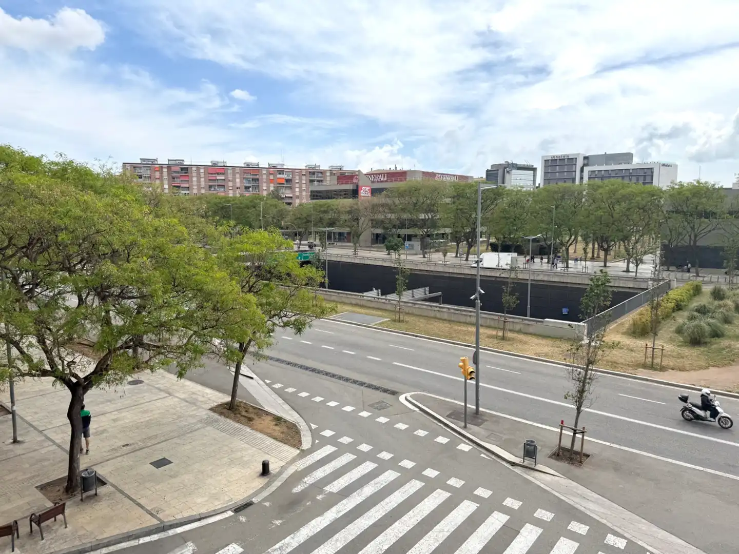 Exterior view of Flat for sale in L'Hospitalet de Llobregat  with Air Conditioner, Heating and Oven