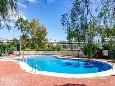 Flat with pool for sale in Urbanización Guadalmina Alta 501