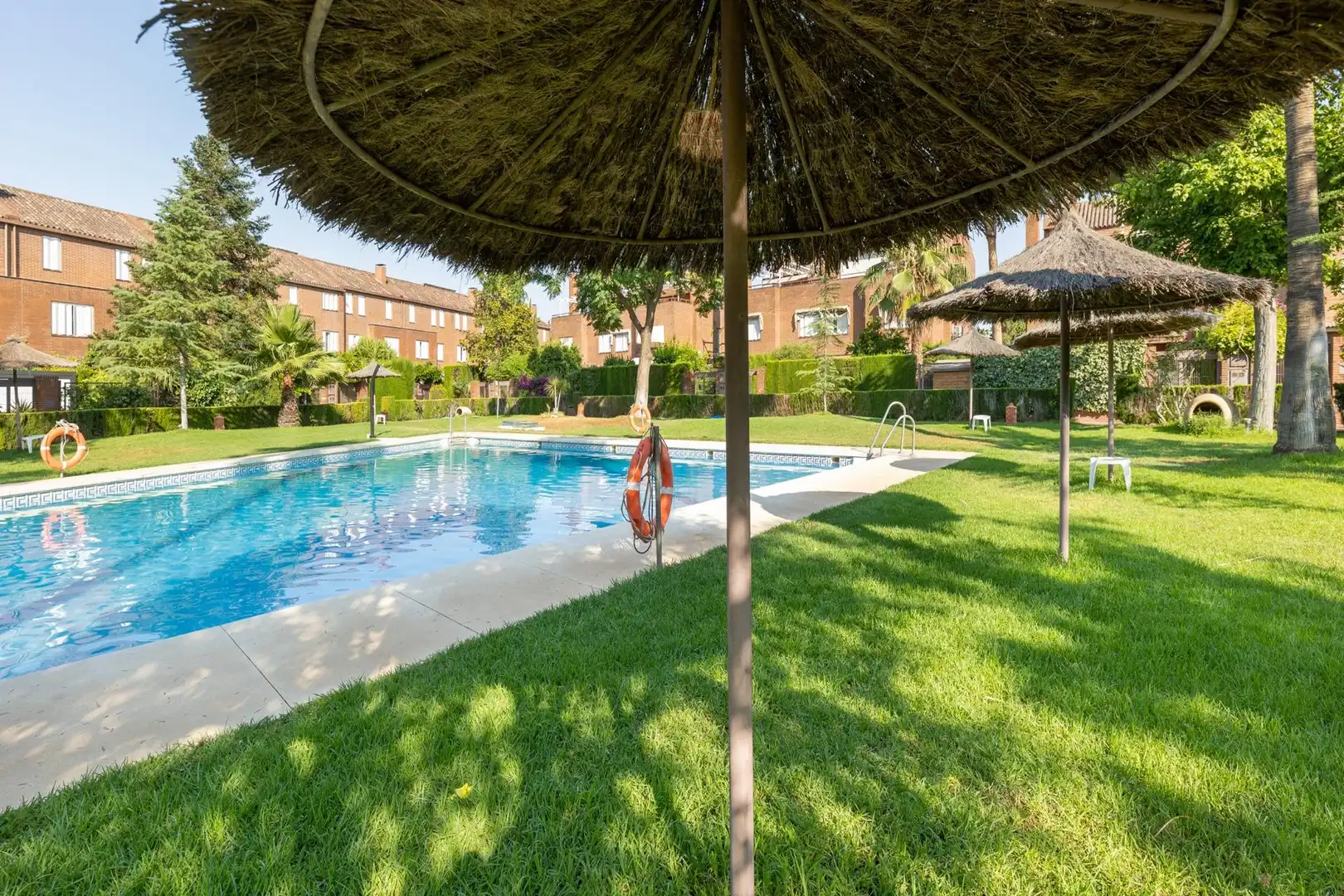 Piscina de Casa adosada en venda en Granada amb Aire condicionat, Calefacció i Jardí privat