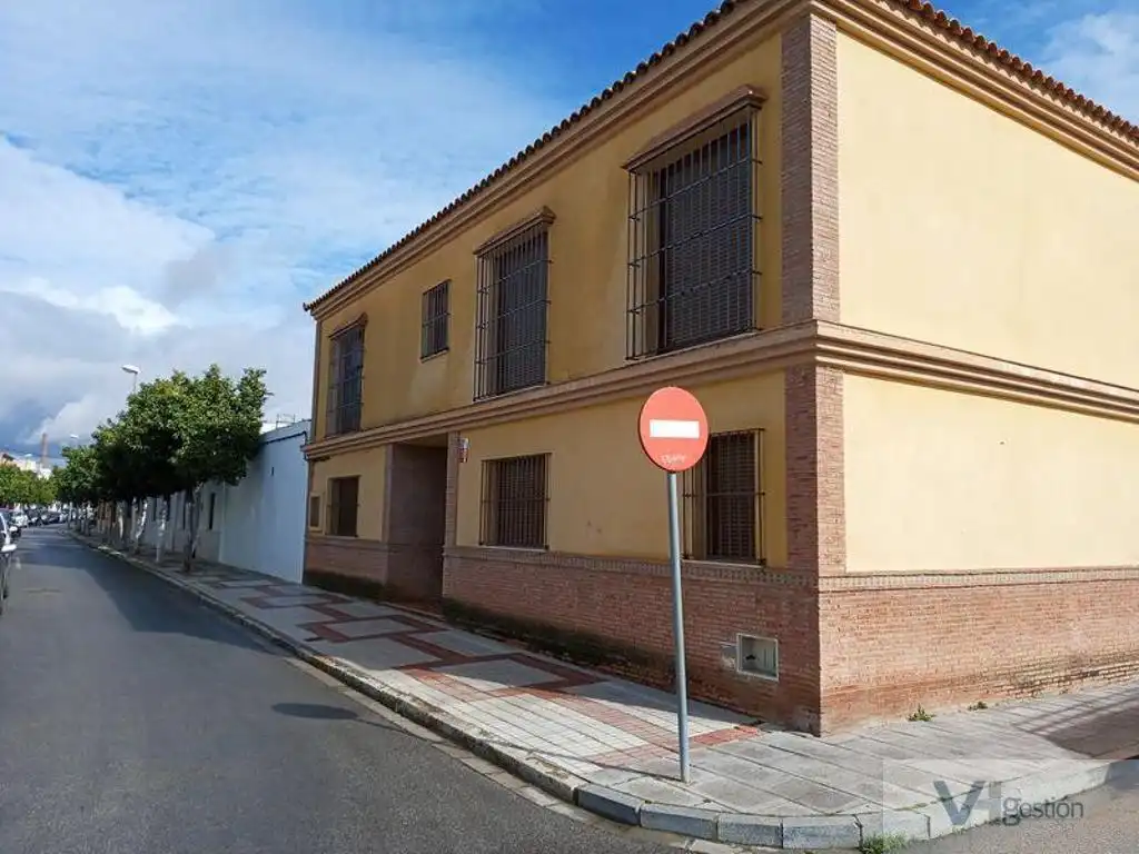 Vista exterior de Casa o xalet en venda en La Rinconada amb Piscina