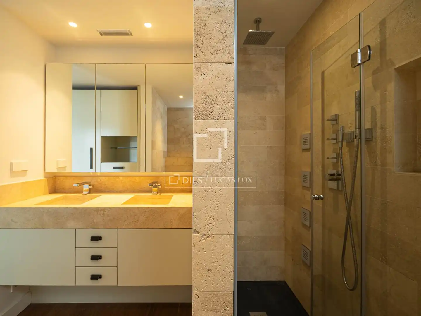 Badezimmer von Dachboden zum Verkauf in Barcelona mit Klimaanlage, Terrasse und Balkon
