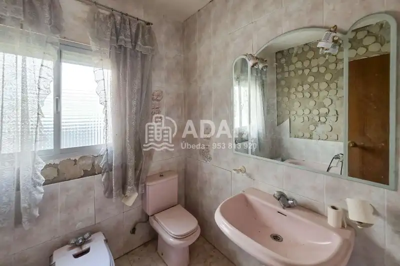 Bathroom of Houses for sale in Úbeda