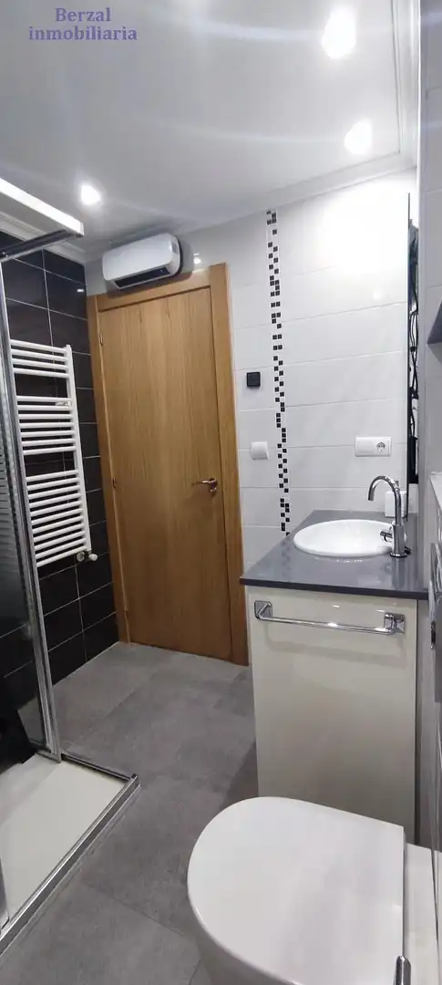 Badezimmer von Wohnung zum Verkauf in  Logroño mit Klimaanlage, Heizung und Terrasse