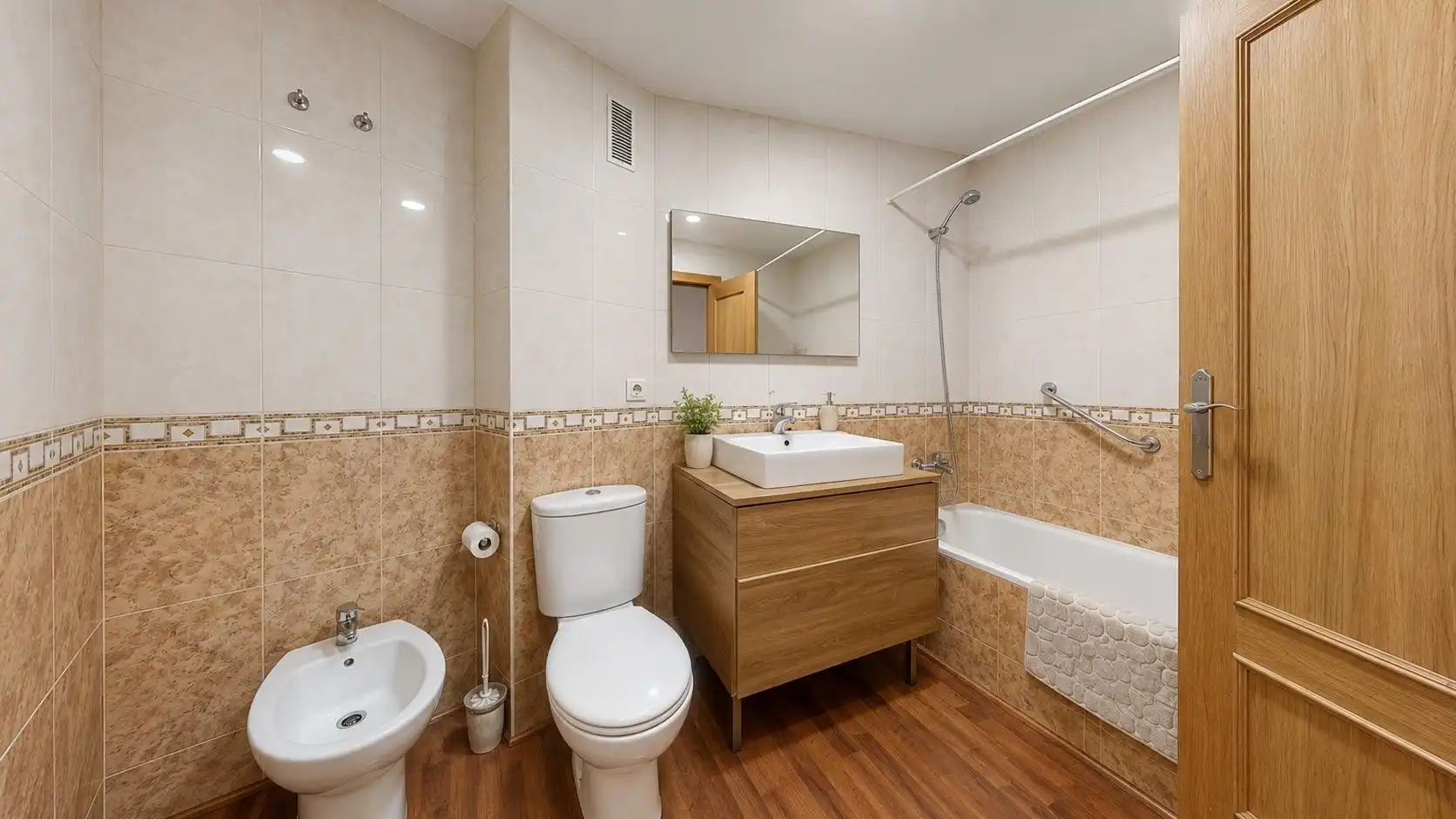 Bany de Pis en venda en Almería amb Aire condicionat i Moblat