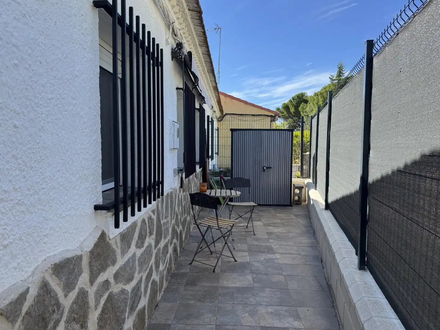 Terrassa de Casa adosada en venda en Sanchidrián amb Parquet, Moblat i Piscina comunitària