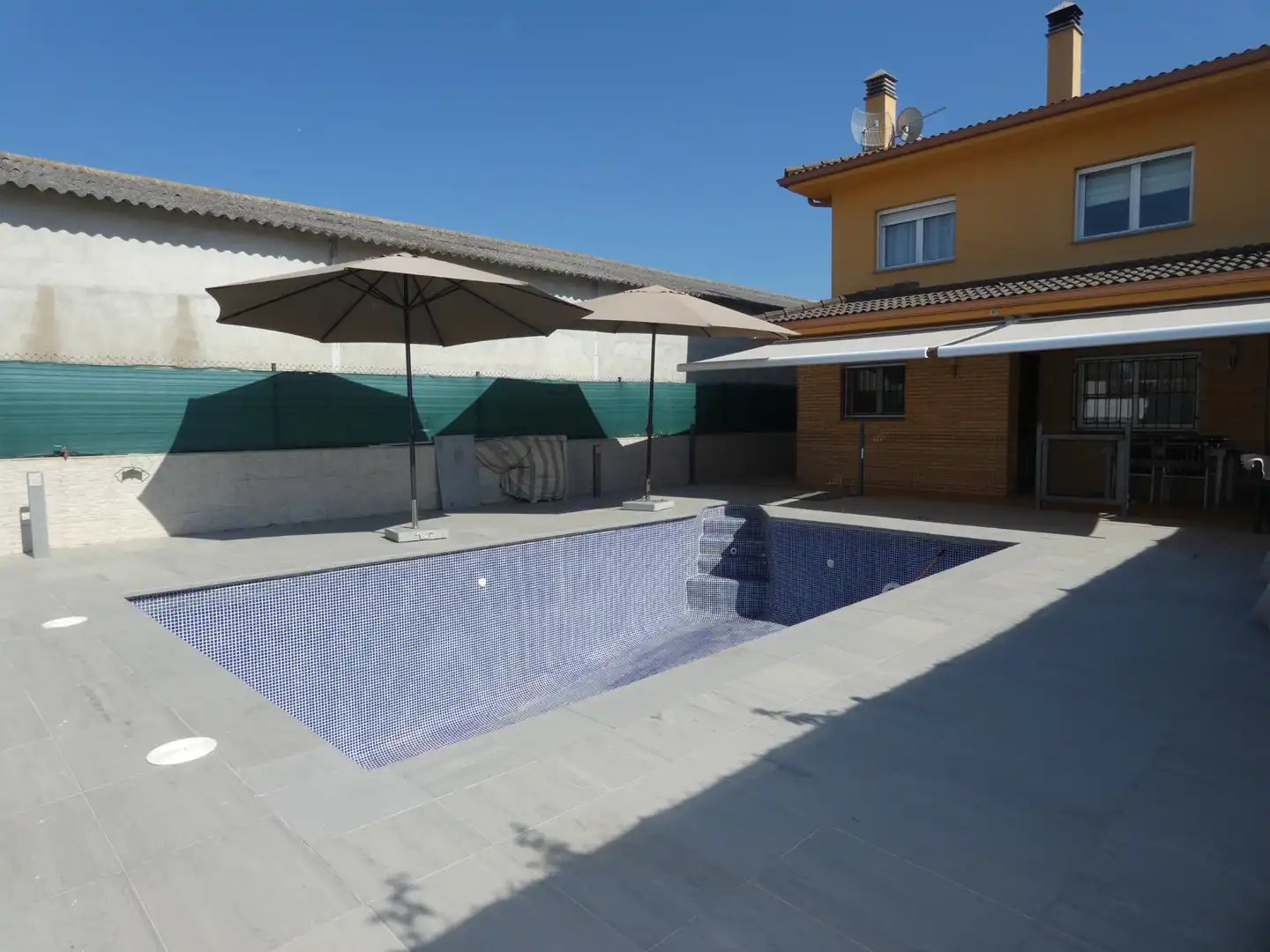 Piscina de Casa adosada en venda en Porqueres amb Aire condicionat, Calefacció i Jardí privat