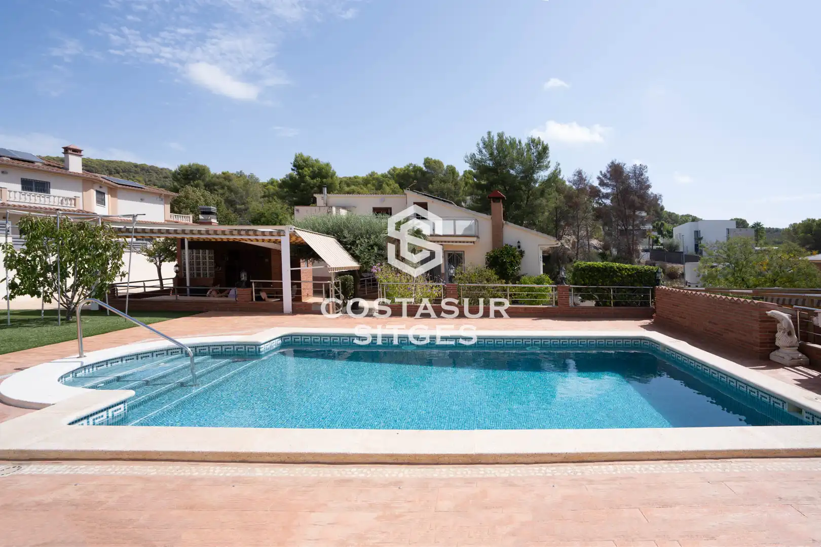 Casa amb terrassa en venda a Avinguda Til·lers