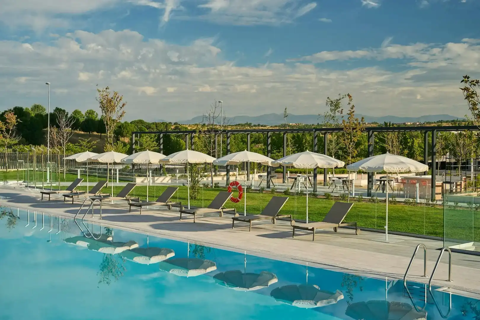 Schwimmbecken von Gebäude zur Miete in Alcobendas