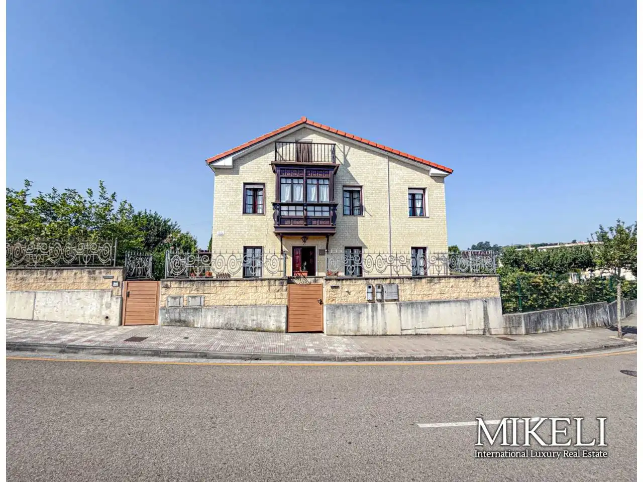 Vista exterior de Casa o xalet en venda en El Astillero   amb Calefacció i Jardí privat