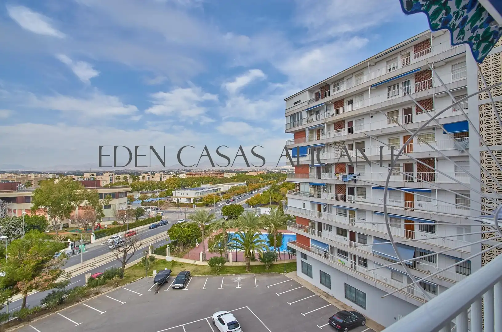 Vista exterior de Apartamento en venta en Alicante / Alacant con Terraza, Trastero y Amueblado