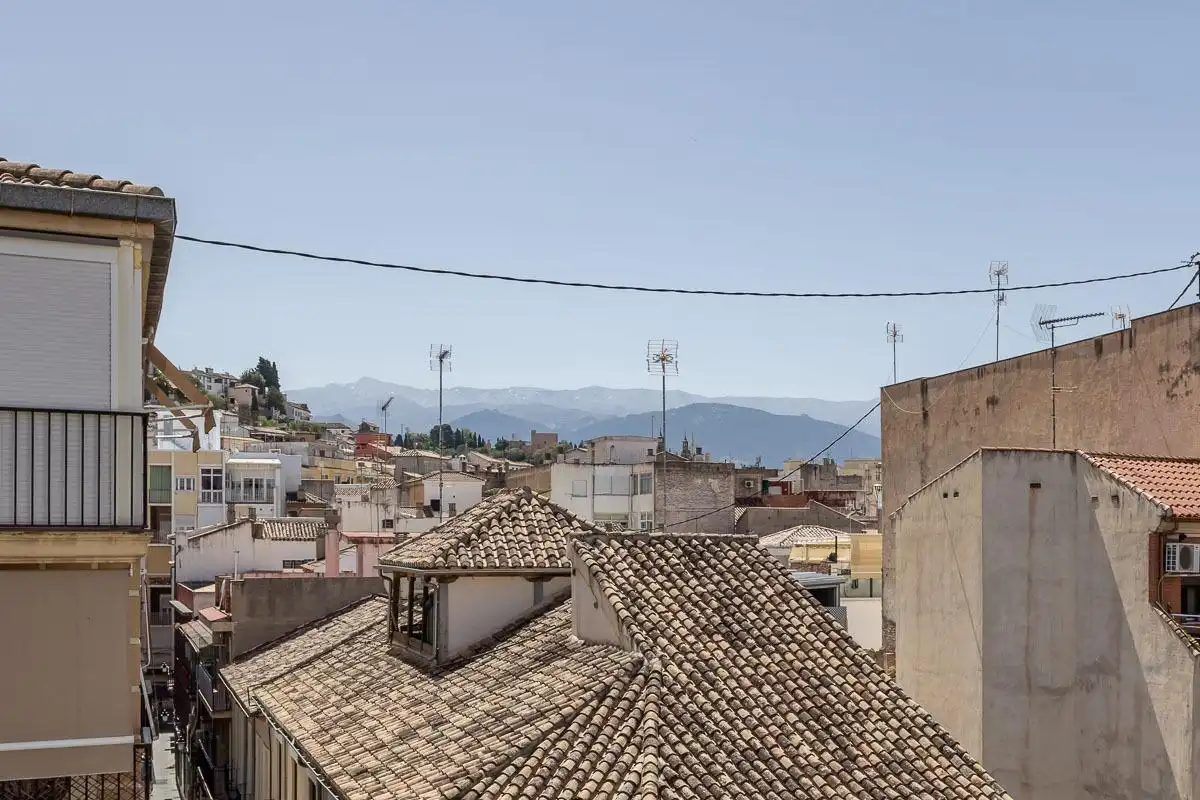 Vista exterior de Àtic en venda en Granada amb Aire condicionat, Terrassa i Forn