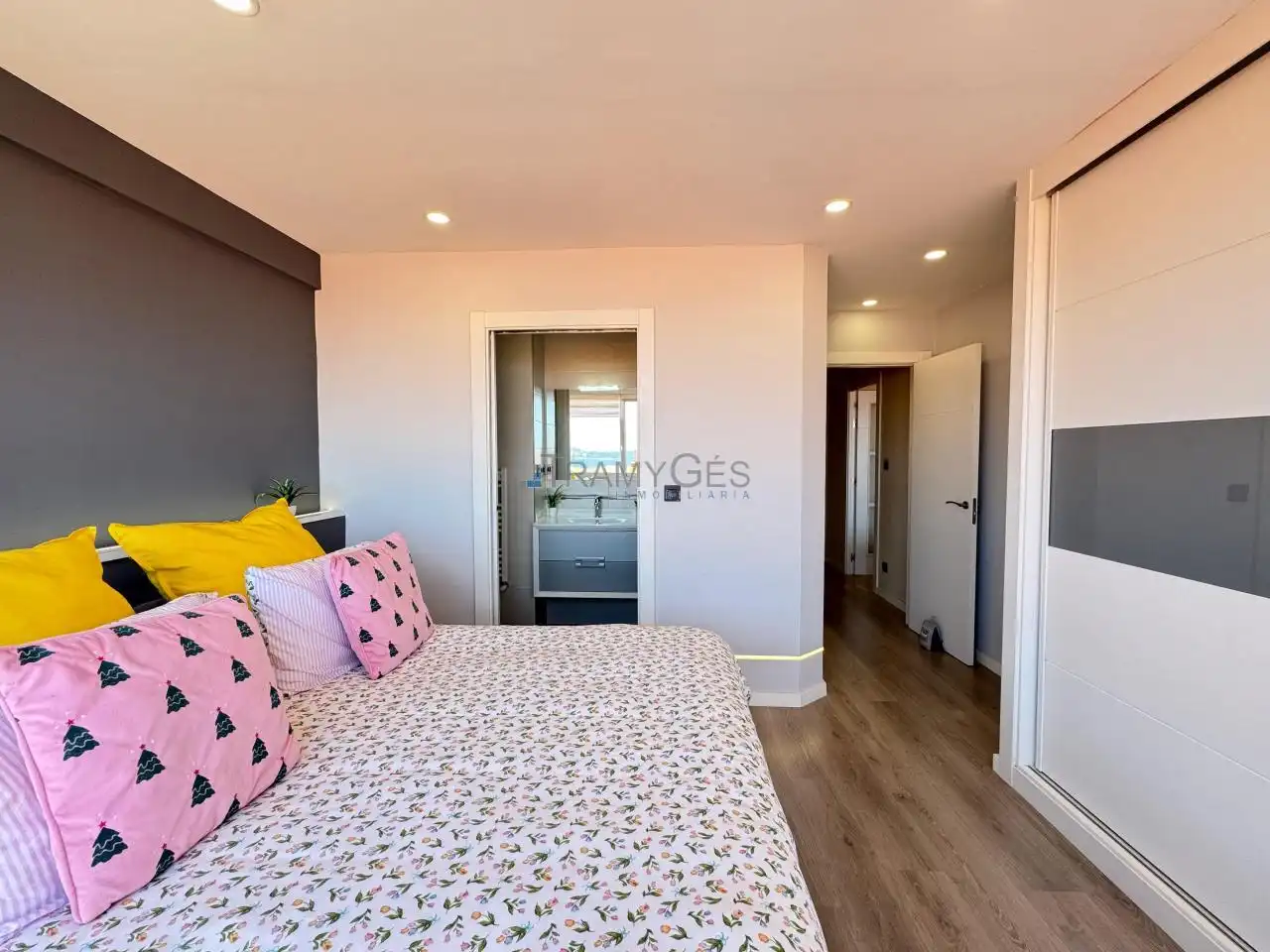 Habitación de Piso en venta en Vigo  con Calefacción, Terraza y Trastero