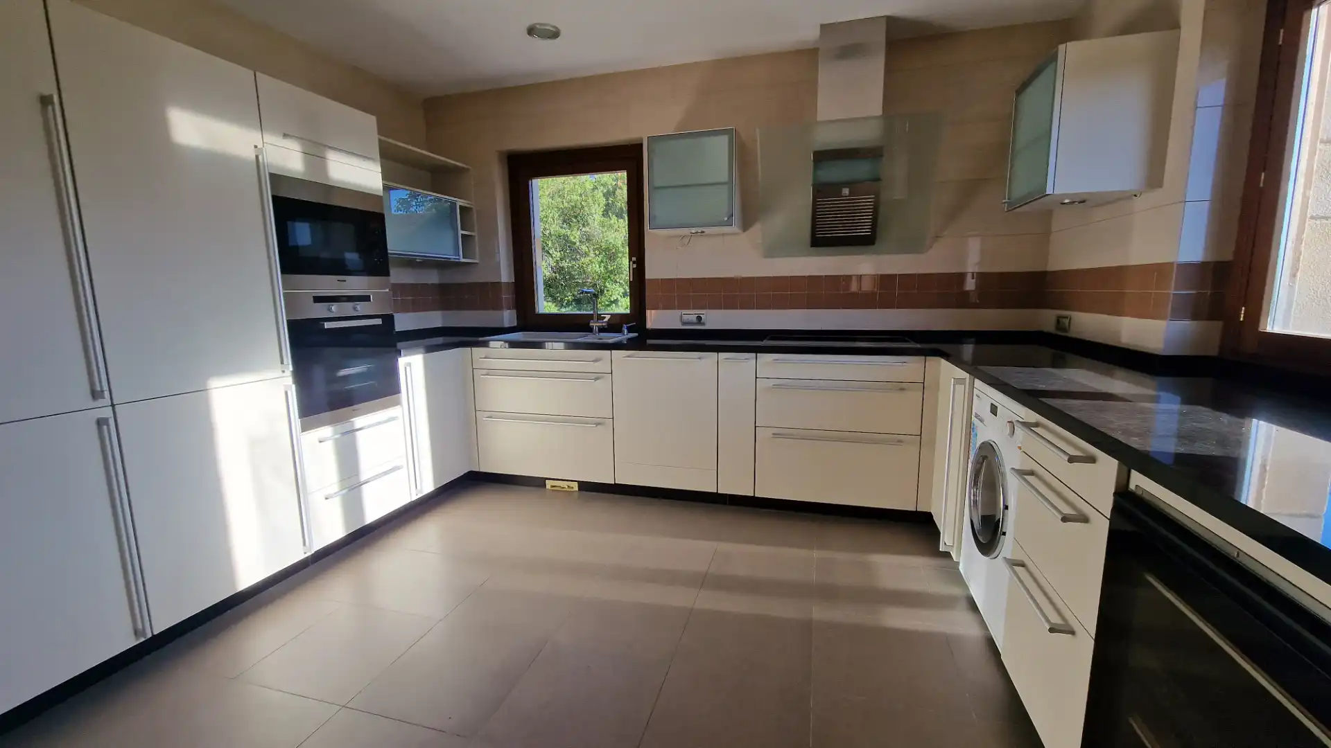Cuina de Casa o xalet en venda en Gijón  amb Calefacció, Jardí privat i Parquet