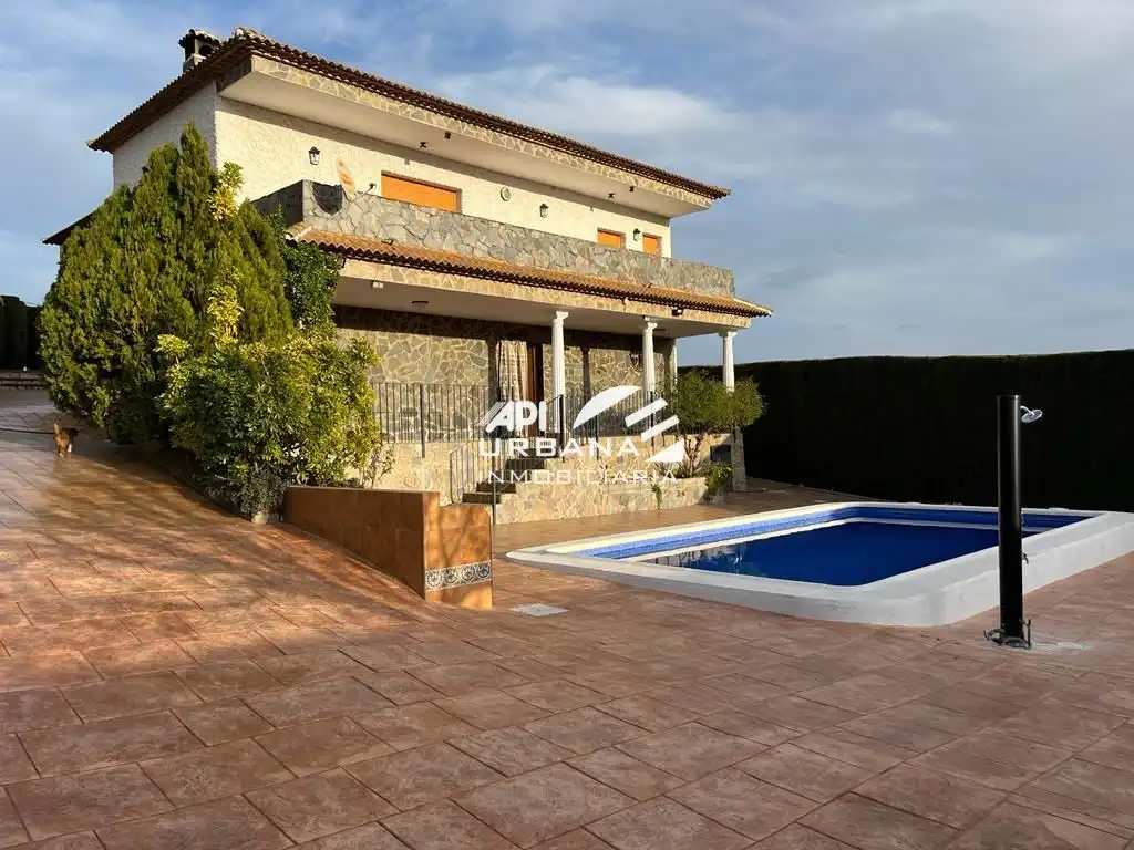 Vista exterior de Casa o chalet en venta en Lucena con Aire acondicionado, Jardín privado y Piscina