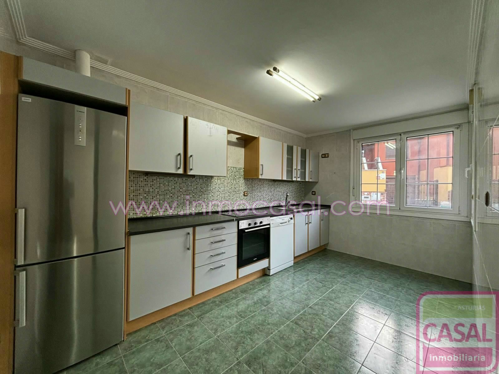 Cuina de Casa o xalet en venda en Langreo amb Calefacció, Terrassa i Traster