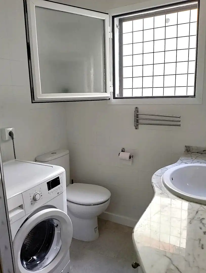 Badezimmer von Wohnung zur Miete in Málaga mit Klimaanlage, Privatgarten und Terrasse