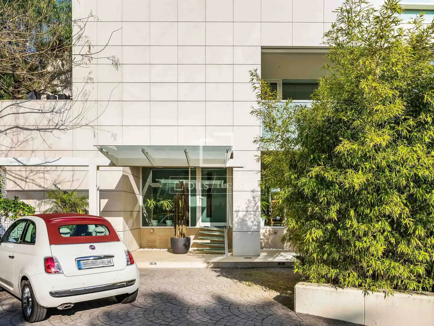 Vista exterior de Casa o xalet en venda en Barcelona amb Aire condicionat, Calefacció i Jardí privat