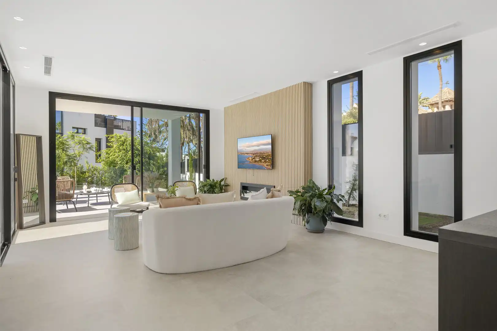 Sala d'estar de Casa o xalet en venda en Marbella amb Aire condicionat, Jardí privat i Terrassa
