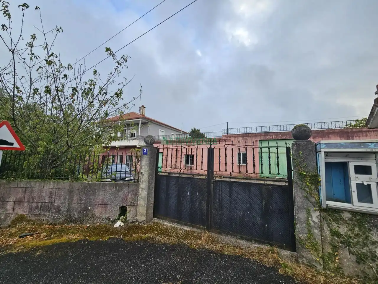 Vista exterior de Casa o xalet en venda en Covelo amb Calefacció, Jardí privat i Terrassa