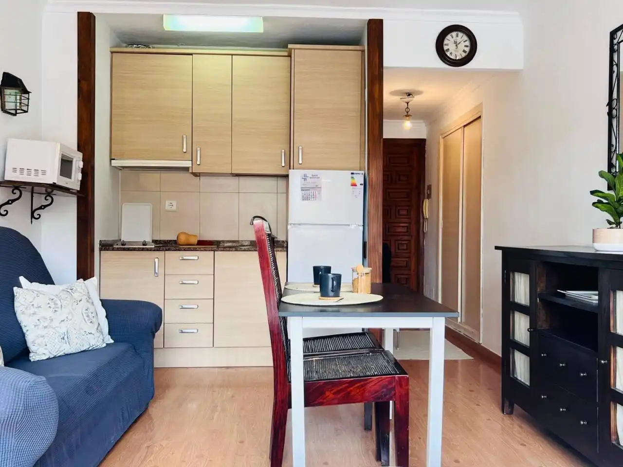 Cocina de Estudio de alquiler en El Ejido con Aire acondicionado y Amueblado