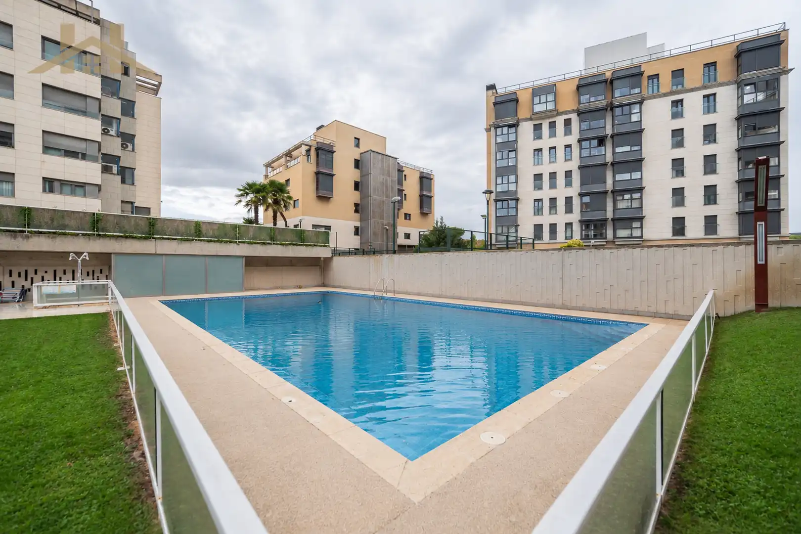 Flat with pool for sale in Calle de Hospital de Órbigo 6