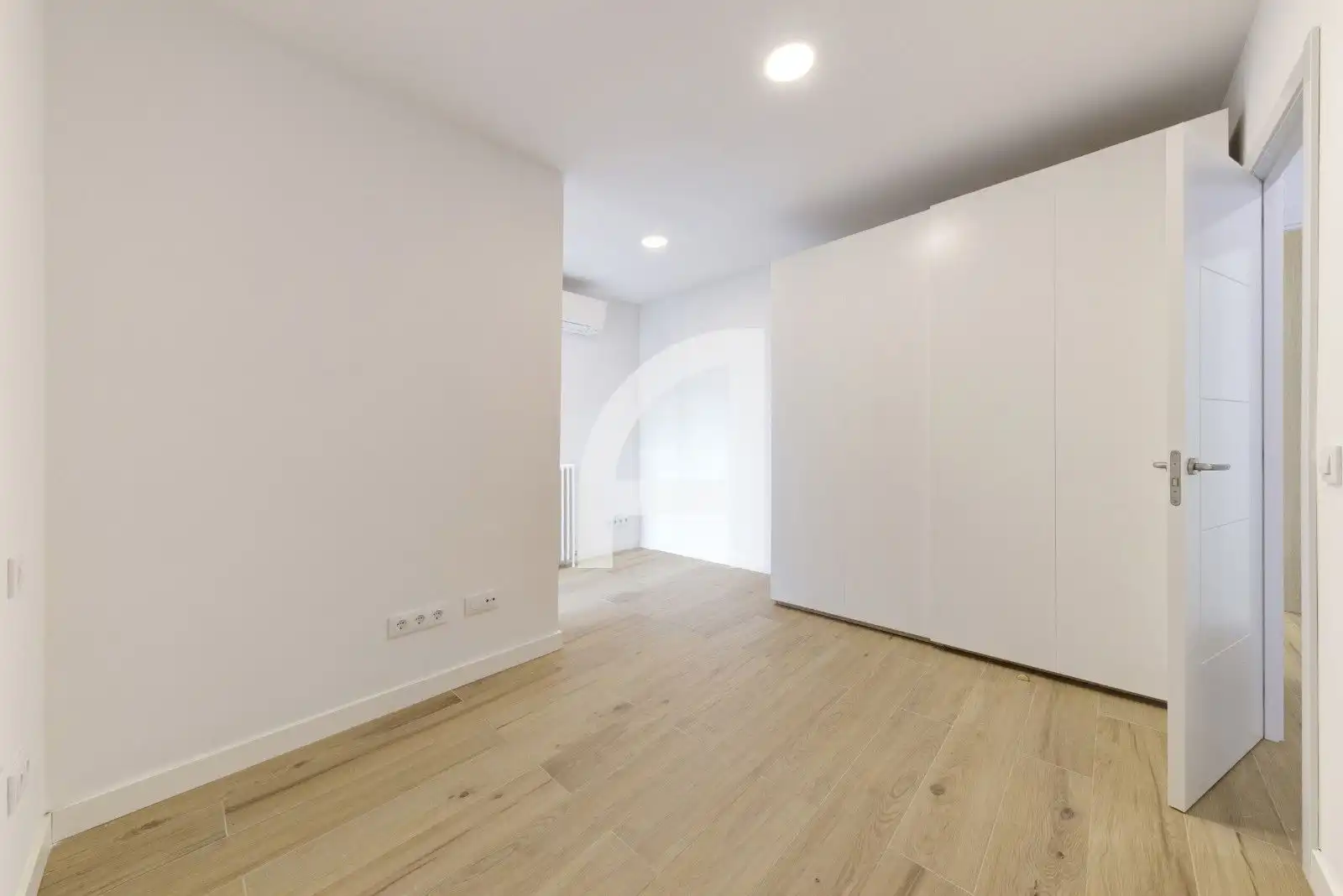 Schlafzimmer von Dachboden zur Miete in Madrid mit Klimaanlage, Heizung und Terrasse