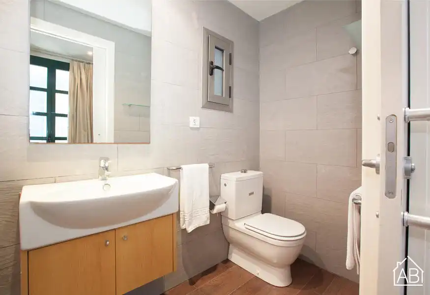 Baño de Apartamento en venta en Barcelona con Amueblado y Balcón