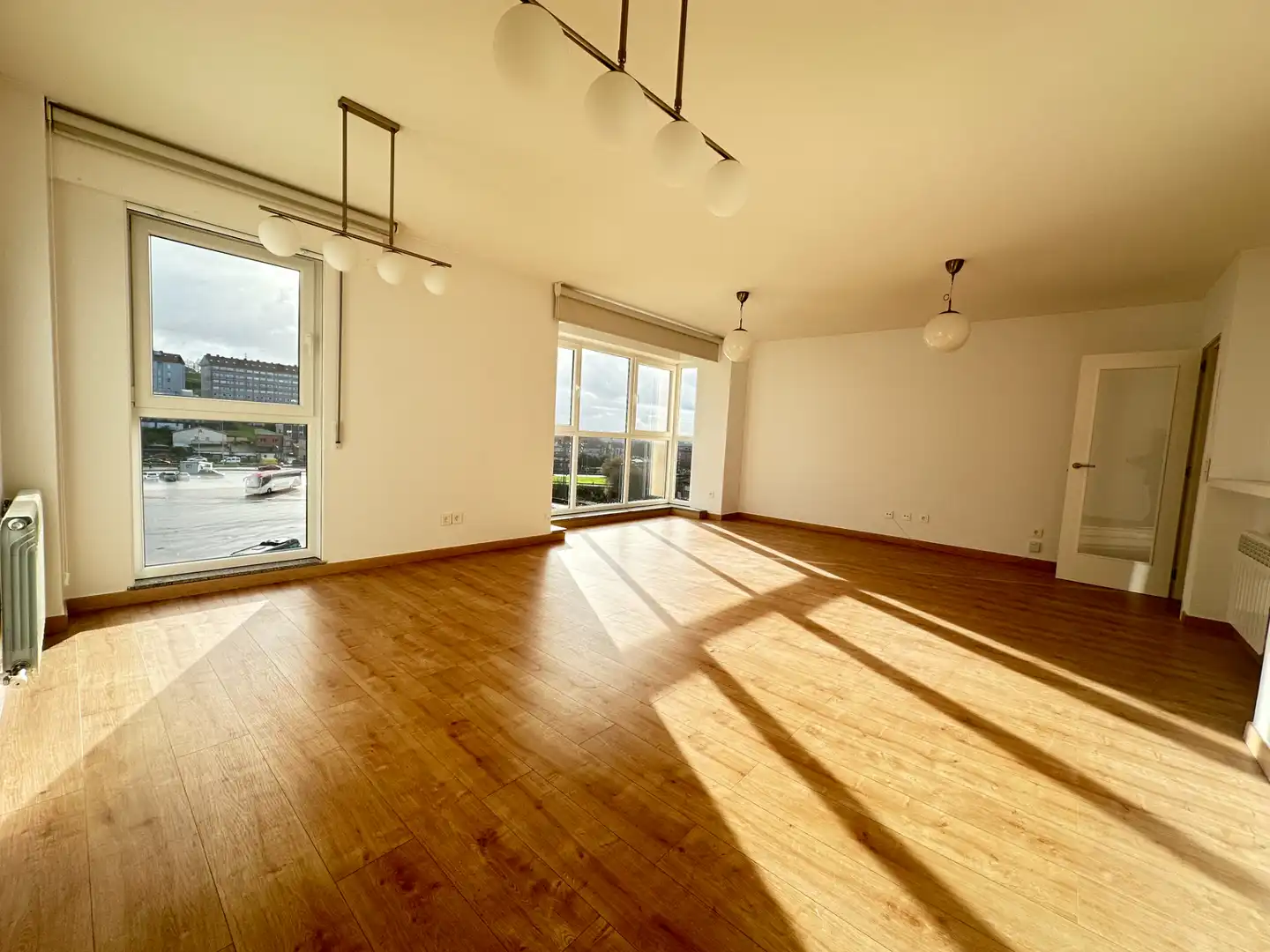 Sala d'estar de Pis de lloguer en Santiago de Compostela  amb Calefacció, Parquet i Forn