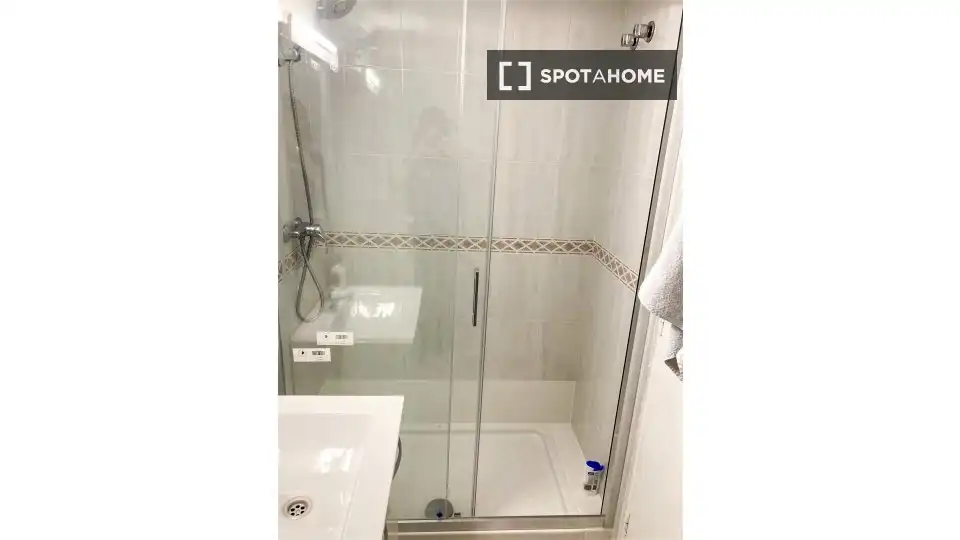 Bany de Apartament per a compartir en Sevilla amb Aire condicionat, Terrassa i Moblat