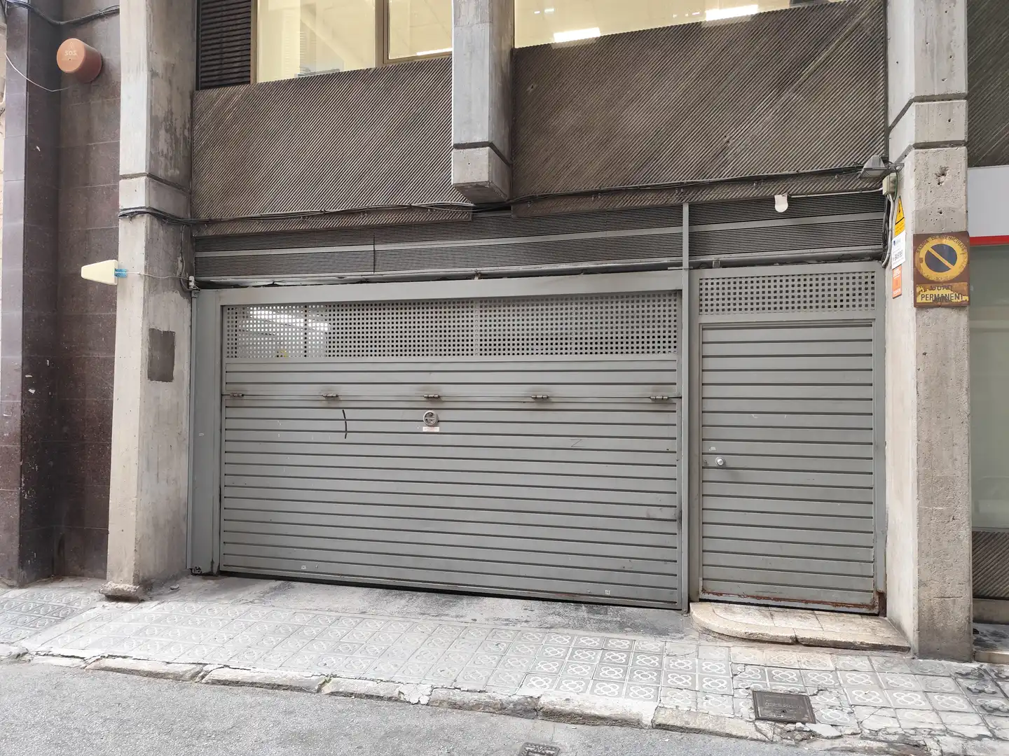 Außenansicht von Garage zum Verkauf in Barcelona mit Alarm