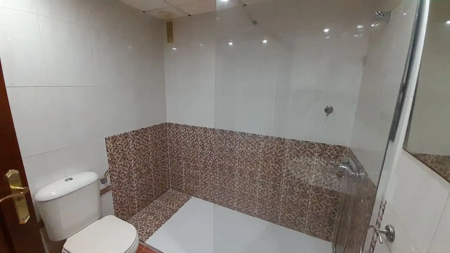Badezimmer von Wohnung zum Verkauf in Málaga mit Klimaanlage, Privatgarten und Terrasse